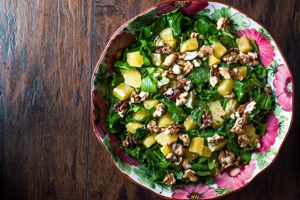 Ananas salata yeşillikleri ahşap bir yüzeyi ile. — Stok fotoğraf