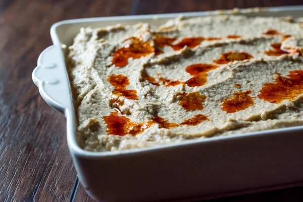 Hummus classic ciecierzyca z sosem Masło smażone. — Zdjęcie stockowe