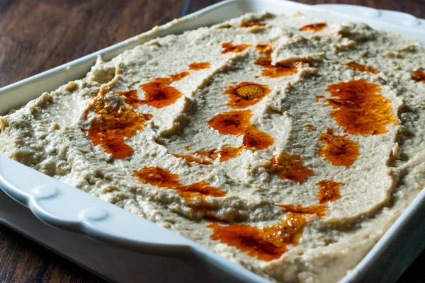 Hummus classic ciecierzyca z sosem Masło smażone. — Zdjęcie stockowe