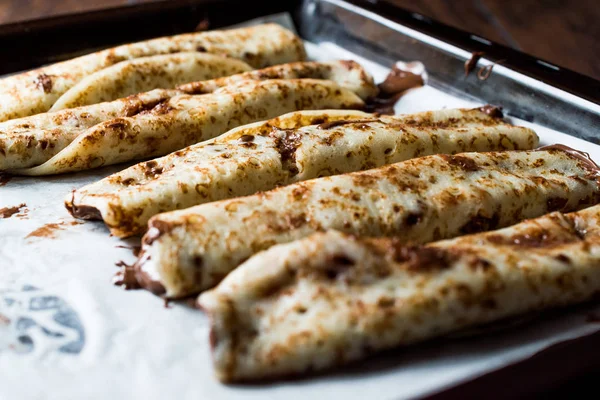 Crêpes mit Schokoladencreme auf Tablett — Stockfoto