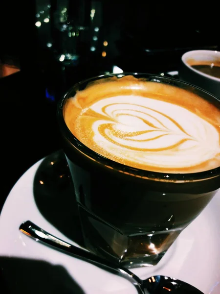 Copa de café con leche en la cafetería — Foto de Stock