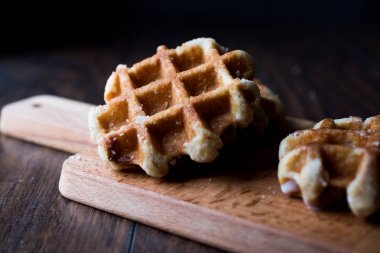 Ahşap yüzey üzerinde düz Belçika Waffle.