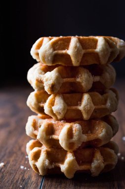 Ahşap yüzey üzerinde düz Belçika waffle yığını.