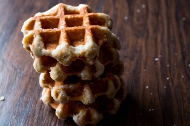Ahşap yüzey üzerinde düz Belçika waffle yığını.