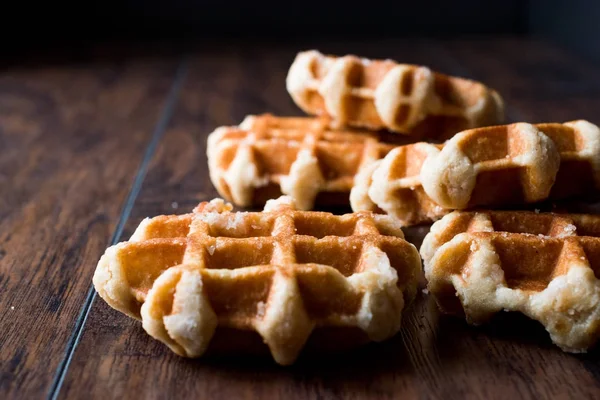 Einfache belgische Waffel auf hölzerner Oberfläche. — Stockfoto