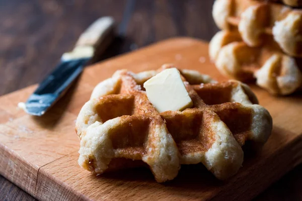 Bélgica Waffle con mantequilla en la superficie de madera . — Foto de Stock