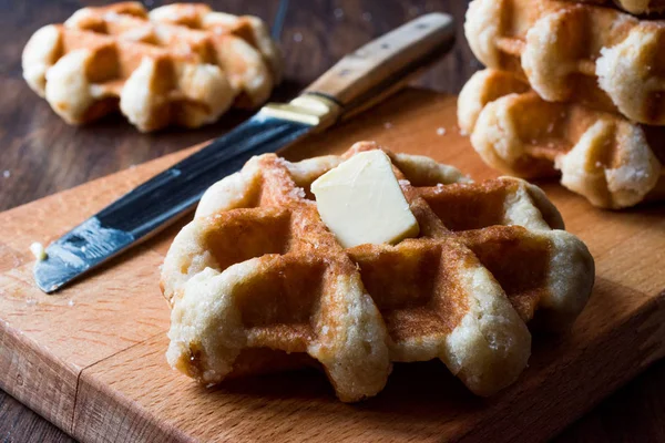 Belgique Gaufre au beurre sur surface en bois . — Photo