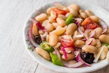 Türk meyveli kek fasulye, soğan ve zeytin salatası