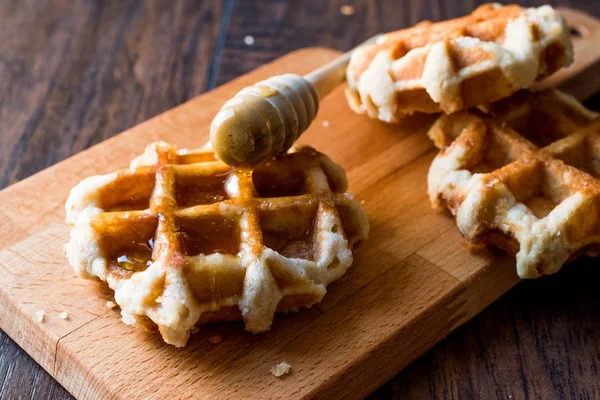 Miel Vertiendo Bélgica Waffles — Foto de Stock