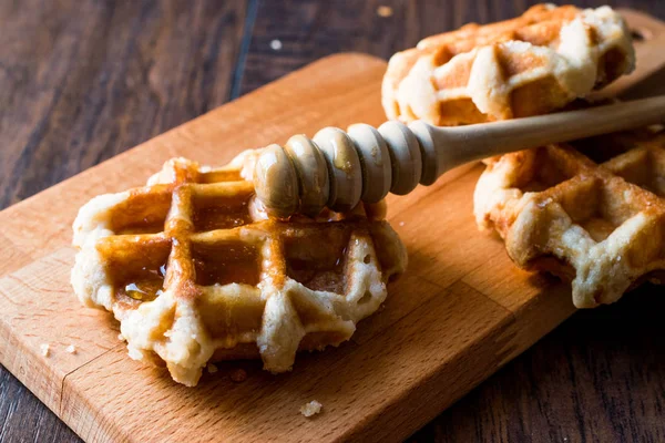 Miel Vertiendo Bélgica Waffles — Foto de Stock