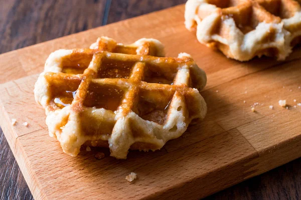 Bélgica Waffle Com Xarope Bordo Superfície Madeira — Fotografia de Stock