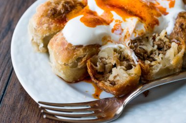 Boşnak böreği Manti yoğurt ve Fried tereyağı sosu ile / Bosnak Boregi