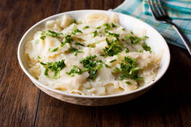 Ev yapımı İtalyanca düz Ravioli maydanoz ile.