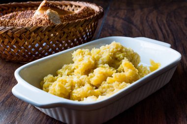 Simit Simit ve çay veya kahve ile çırpılmış yumurta