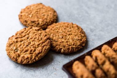 Susam, incir, tarçın, fıstık ve ayçiçeği tohumu ile yulaf ezmesi kurabiye yaptım.