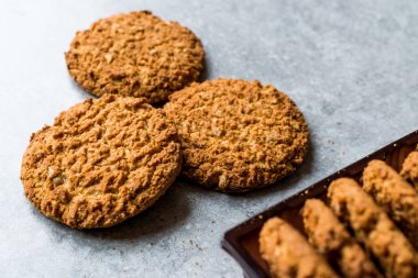 Susam, incir, tarçın, fıstık ve ayçiçeği tohumu ile yulaf ezmesi kurabiye yaptım.