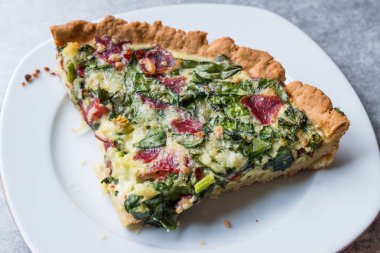 Quiche ıspanak, pazı, pastırma ve peynir ile