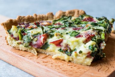 Quiche ıspanak, pazı, pastırma ve peynir ile