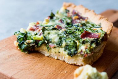 Quiche ıspanak, pazı, pastırma ve peynir ile