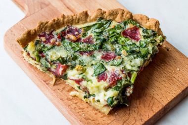 Quiche ıspanak, pazı, pastırma ve peynir ile