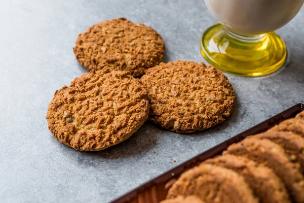 Печенье из овсянки, сделанное из кунжута, инжира, корицы, арахиса и семян подсолнечника и молока . — стоковое фото