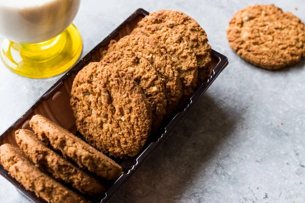 Farinha de aveia Biscoitos feitos com gergelim, figo, canela, amendoim e sementes de girassol e leite . — Fotografia de Stock