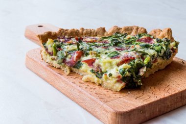 Quiche ıspanak, pazı, pastırma ve peynir ile