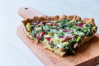 Quiche ıspanak, pazı, pastırma ve peynir ile