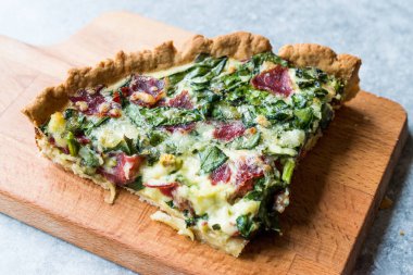 Quiche ıspanak, pazı, pastırma ve peynir ile