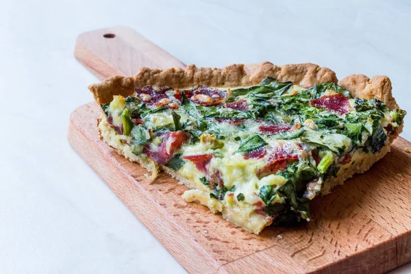 Quiche ıspanak, pazı, pastırma ve peynir ile