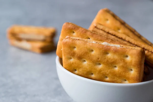 Galletas sándwich con crema de queso —  Fotos de Stock