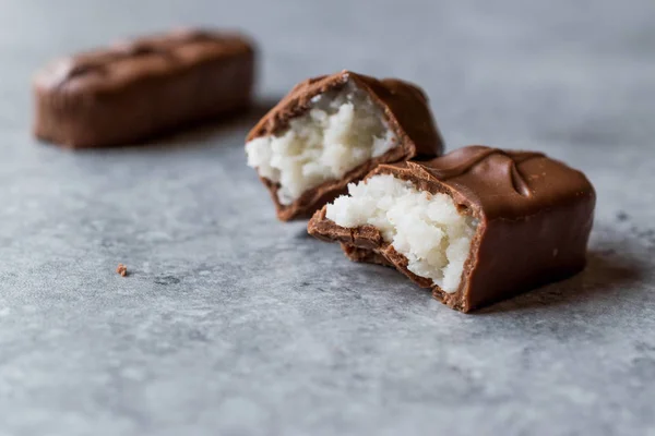 Barra de chocolate con coco —  Fotos de Stock