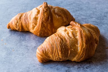 Taze pişmiş kruvasanlar mavi yüzeyi.