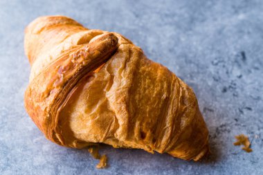 Taze pişmiş kruvasan mavi yüzeyi.