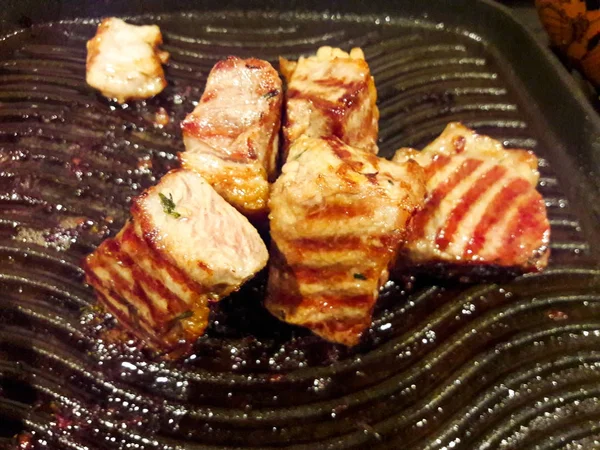 Izgara kuzu eti bir Pan.