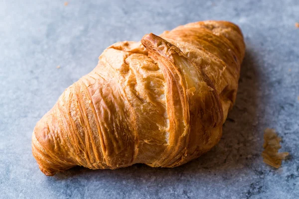 Taze pişmiş kruvasan mavi yüzeyi.