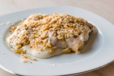 Ceviz, muz ve Ladyfinger bisküvi ile Türk Muhallebi puding