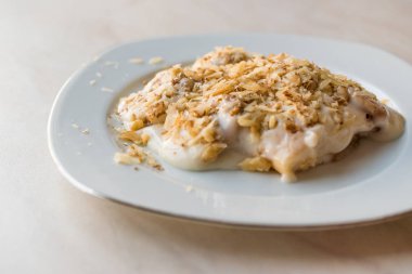 Ceviz, muz ve Ladyfinger bisküvi ile Türk Muhallebi puding