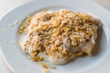 Ceviz, muz ve Ladyfinger bisküvi ile Türk Muhallebi puding