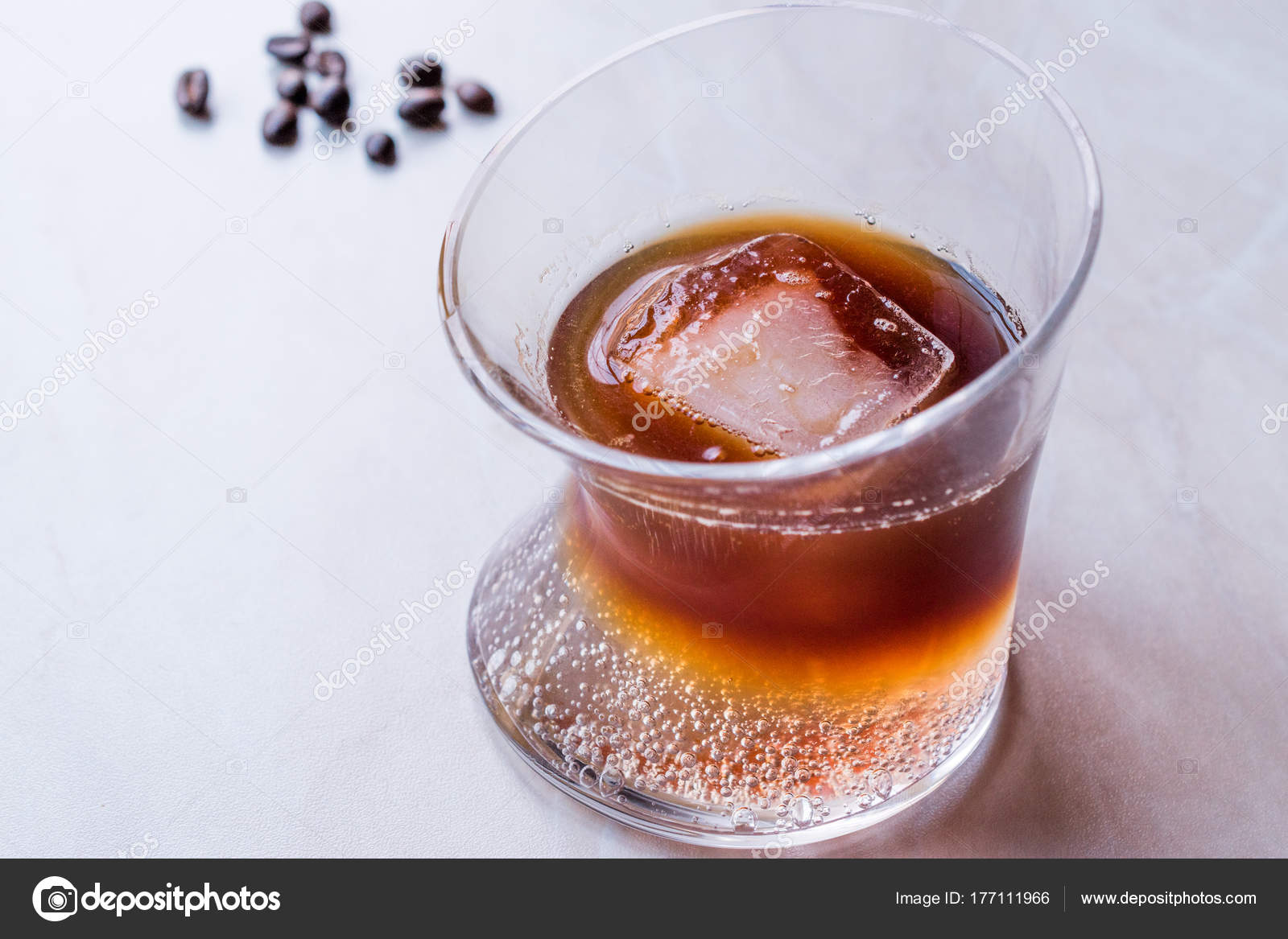 Una taza de café en un vaso de hielo — Foto de stock © Alp