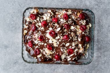 Çikolatalı puding kek kiraz, badem dilimleri ve bisküvi