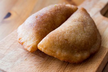 Türk tatlı taş kadayıf ceviz ile.