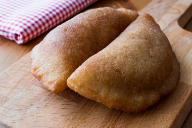 Türk tatlı taş kadayıf ceviz ile.