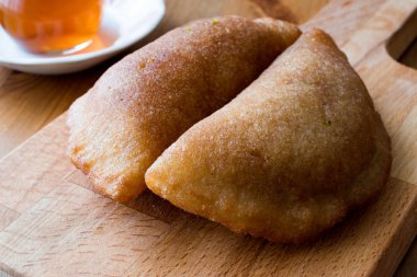 Türk tatlı taş kadayıf ceviz ile.