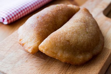 Türk tatlı taş kadayıf ceviz ile.