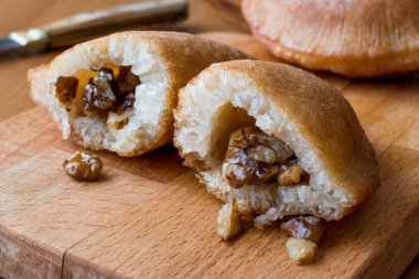 Türk tatlı taş kadayıf ceviz ile.