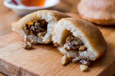 Türk tatlı taş kadayıf ceviz ile.