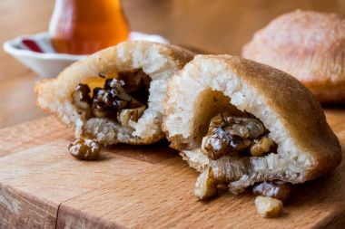 Türk tatlı taş kadayıf ceviz ile.