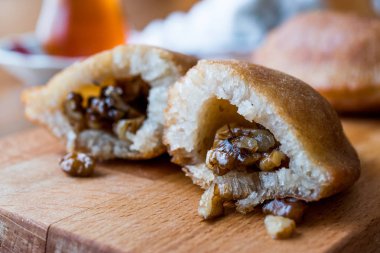 Türk tatlı taş kadayıf ceviz ile.