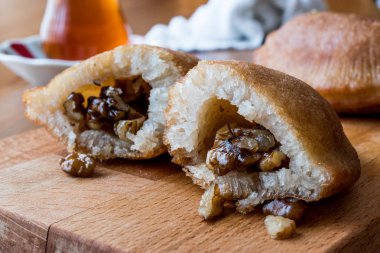 Türk tatlı taş kadayıf ceviz ile.